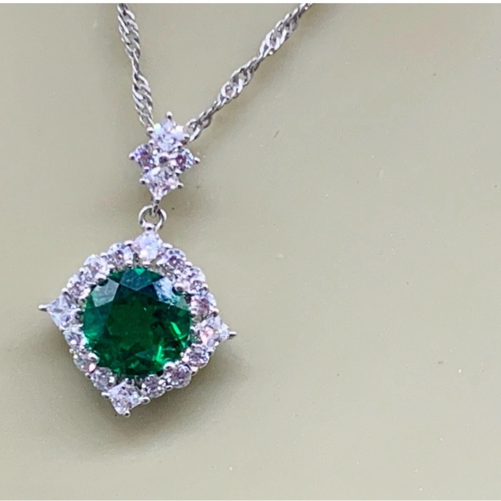 Elegant Silver and Green Pendant Necklace